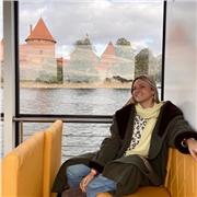 Estudiante de Drcho y CC.Políticas con B2 de inglés. He vivido en el extranjero y domino la lengua como un segundo idioma!😊